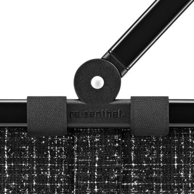 Einkaufskorb von Reisenthel, Modell Carrybag, in Schwarz mit Bouclé-Struktur, Nahaufnahme des Gelenks am Aluminiumgriff