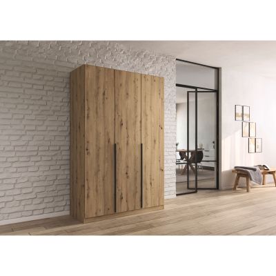 3-türiger Kleiderschrank in Eiche Artisan mit Griffleisten in moderner Wohnumgebung mit Holzfußboden und heller Wand