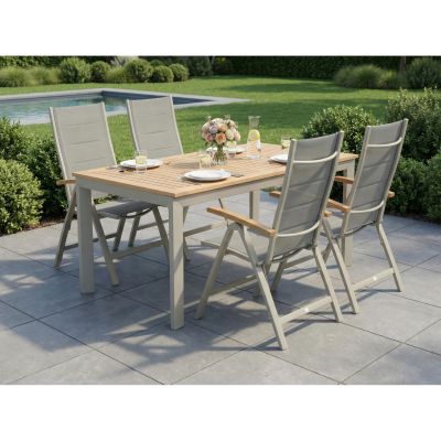 Gartentisch mit mehreren Stühlen auf einer Terrasse im Außenbereich