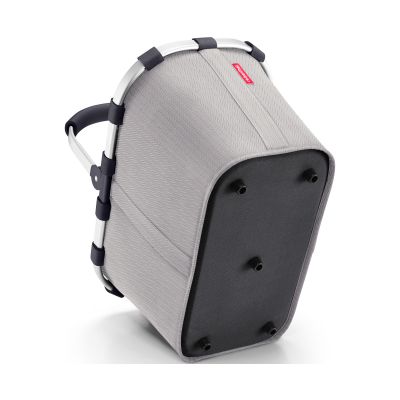 Einkaufskorb von Reisenthel, Modell Carrybag, in Hellgrau mit feinem Fischgrätmuster, schräg von unten mit vier schwarzen Standfüßen.