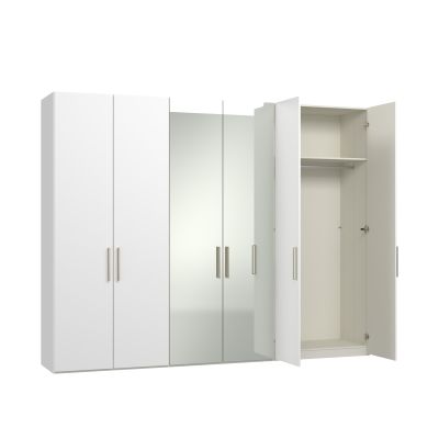 Drehtürenschrank mit teilweise geöffneten Türen und sichtbaren Innenfächern