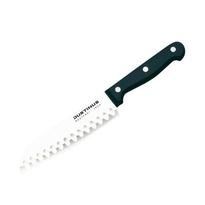 Santoku 15 cm Küchenchef: Santokumesser mit breiter heller Klinge, Kullen und schwarzem dreifach vernietetem Griff, diagonal freigestellt.