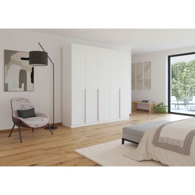 Weißer fünftüriger Kleiderschrank in einem hell eingerichteten Schlafzimmer mit Holzfußboden und moderner Einrichtung