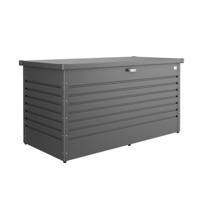 Geschlossene Auflagenbox aus anthrazitfarbenem Metall mit Deckel und Griff vor hellem Hintergrund
