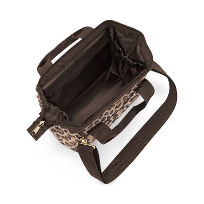 Geöffnete Reisenthel Kühltasche mit isoliertem Innenraum und praktischen Innenfächern im Leo-Muster