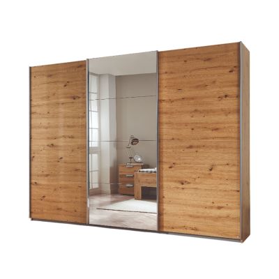 Schrägansicht eines 3-türigen Schwebetürenschranks mit Korpus in Dekor Artisan Eiche und Front in Alu-Optik, mittlere Tür als Spiegelfront.