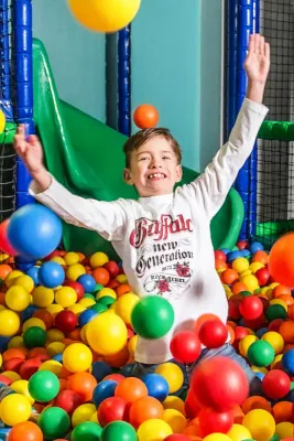 Kinder spielen im Bällebad im Kinderland bei Möbel Gruber in Gaimersheim