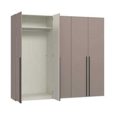 Fünftüriger Kleiderschrank mit links geöffneter Tür und sichtbarem Innenraum mit Stauraumaufteilung