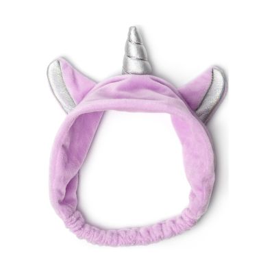Lilafarbenes Haarband mit Einhornhorn und Ohren, ringförmig von vorn auf weißem Hintergrund dargestellt.