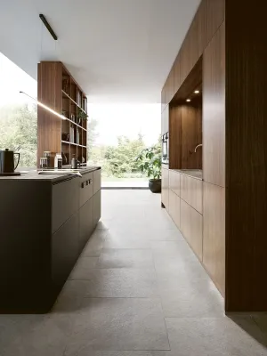 Architektonisches Ambiente mit Next125 Küche aus dunklem Holz und schwarzer matter Kücheninsel