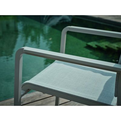 Detailaufnahme der Armlehne eines Gartenstuhls mit geradlinigem Metallrahmen und textiler Sitzfläche