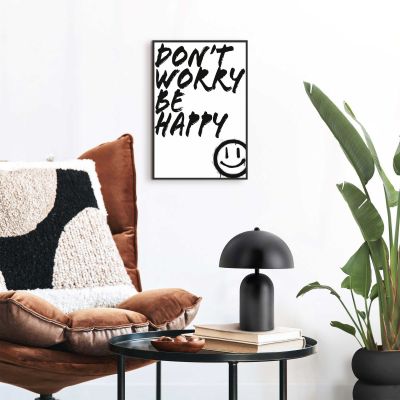 Das Wandbild „Don't Worry“ in Schwarz-Weiß, 20 × 30 cm, hängt in einem eingerichteten Wohnraum und zeigt die Größenwirkung an der Wand.