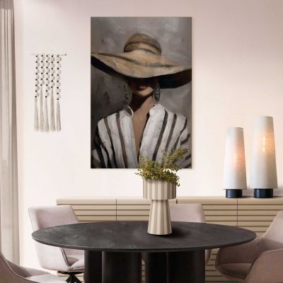 Das Wandbild „Hat Chic“ in Braun, 90 × 60 cm, hängt in einem eingerichteten Wohnraum und zeigt die Größenwirkung an der Wand.
