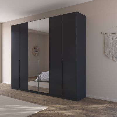 Grau-Metallicer Kleiderschrank mit Spiegeltüren in einem hellen Schlafzimmer mit Holzfußboden und moderner Einrichtung