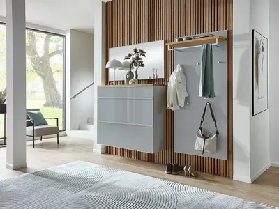 Moderne Diele mit Garderobe und Kommode in Gloss-Hellgrau und Holzoptik
