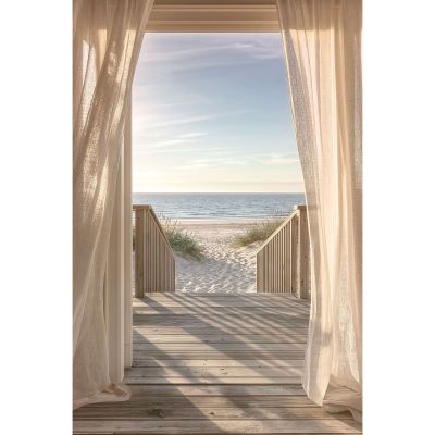 Hochformatiges Wandbild mit Blick durch einen von beigen Vorhängen eingerahmten Durchgang auf einen Holzsteg, Sanddünen und das Meer