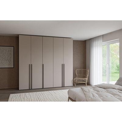 Kleiderschrank mit geschlossenen Türen in einem Schlafzimmer neben einem Bett und einem Fenster
