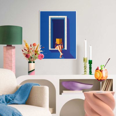 Das Wandbild „Window Reading“ in Blau, 30 × 40 cm, hängt in einem eingerichteten Wohnraum und zeigt die Größenwirkung an der Wand.