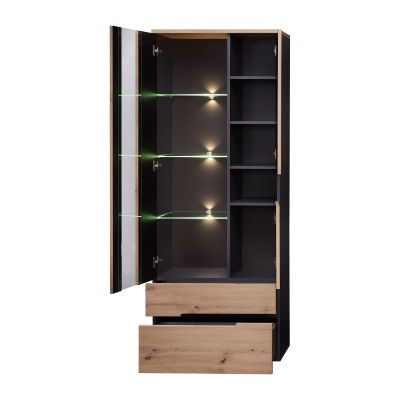Geöffnete Vitrine mit beleuchteten Glasböden links und mehreren offenen Fächern rechts; unten zwei geöffnete Schubladen.