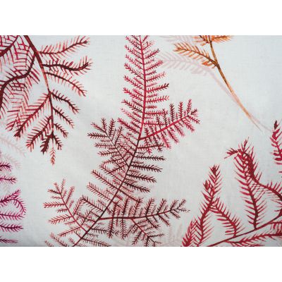 Bettwäsche Kamea in Soft Pink, 135 x 200 cm: Nahaufnahme des Stoffes mit roten und rosafarbenen Farnzweigen auf hellem Grund.