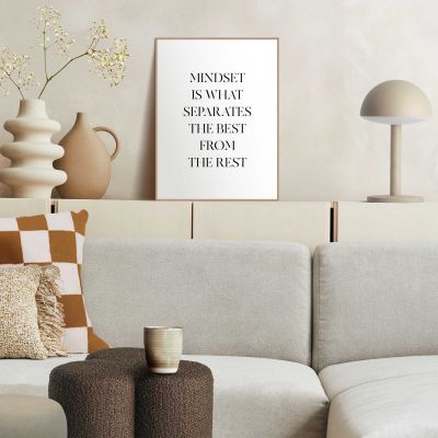 Das Wandbild „Mindset“ in Schwarz-Weiß, 30 × 40 cm, hängt in einem eingerichteten Wohnraum und zeigt die Größenwirkung an der Wand.