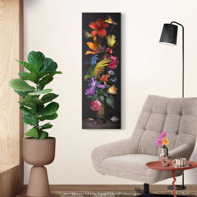 Das Wandbild „Flower Portrait“ in Mehrfarbig, 30 × 90 cm, hängt in einem eingerichteten Wohnraum und zeigt die Größenwirkung an der Wand.