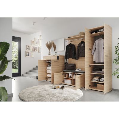 Fluransicht mit geöffnetem Schrank, offener Kommode und geöffneter Bank in heller Holzoptik