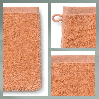 Bildcollage mit Detailansichten des apricotfarbenen Frotteehandtuchs mit Materialstruktur und Aufhängeschlaufe