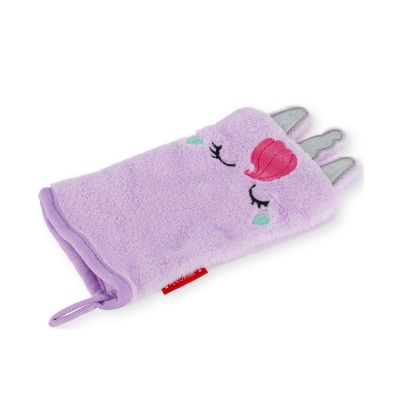 Lilafarbener Abschminkhandschuh im Einhorn-Design, flach in schräger Ansicht auf weißem Hintergrund gezeigt.
