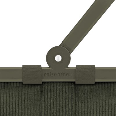 Kleiner Einkaufskorb von Reisenthel, Modell Carrybag XS, in Dunkelgrün aus geripptem Cord, als Nahaufnahme des Gelenks am Griff.