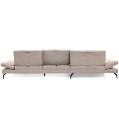 Rückansicht des beigefarbenen Ecksofas mit drei hohen Rückenpolstern, breiten Armteilen und schwarzen Metallfüßen.