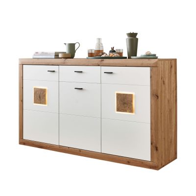 Sideboard mit weißen Türen seitlichen Elementen in Holzoptik und zwei offenen Fächern in der Front