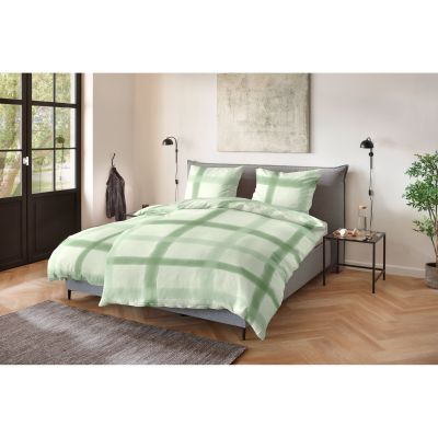 Doppelbett mit grün-weißer Bettwäsche im großflächigen Karomuster; Größe 135 x 200 cm.