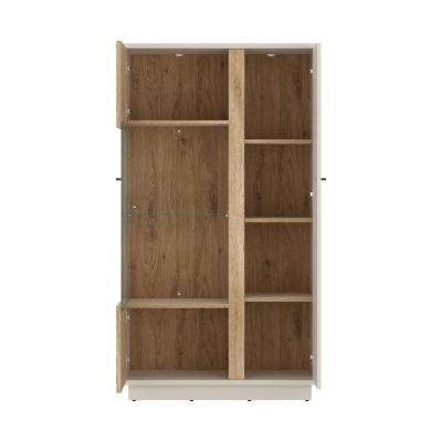 Geöffnete Kombivitrine in Kaschmir und Eiche mit Glastür, mehreren Einlegeböden und zusätzlichem Stauraum hinter der seitlichen Holztür für Geschirr und Dekorationen
