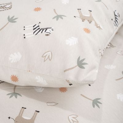 Nahaufnahme der Kinderbettwäsche mit Safari-Tieren, Blättern und Pflanzenmotiven in Beige und dezenten Farben