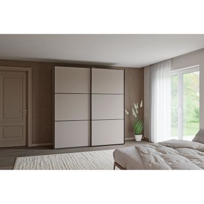 Schwebetürenschrank mit geschlossenen Türen in einem eingerichteten Schlafzimmer
