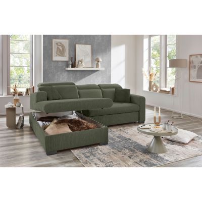 Grünes Ecksofa mit Ottomane links und geöffnetem Bettkasten in einem modern eingerichteten Wohnzimmer
