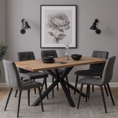 Holz-Esstisch mit schwarzem Metallgestell, umgeben von fünf grauen Polsterstühlen. Der Tisch ist gedeckt mit schwarzem Geschirr und dekorativen Elementen, an der Wand hängt ein großformatiges Blumenbild.