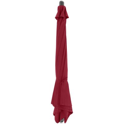 Zusammengerollter roter Sonnenschirm mit gebundenem Stoffbezug und grauer Abdeckkappe, stehend dargestellt.