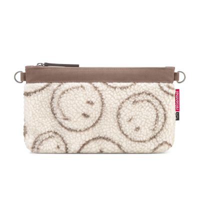 Kleine Umhängetasche von Reisenthel, Modell Mini Pouch, in Creme und Braun mit Smiley-Muster aus Teddyfleece, frontal mit geschlossenem Reißverschluss