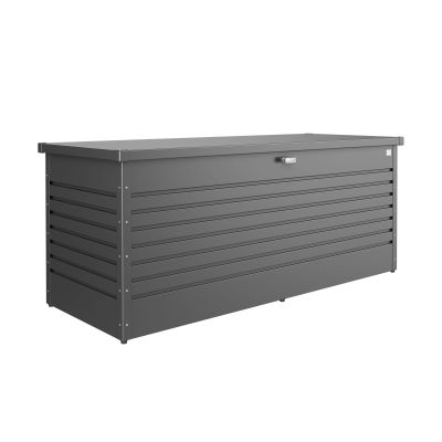 Geschlossene graue Auflagenbox aus Metall mit Deckel und Griff vor hellem Hintergrund