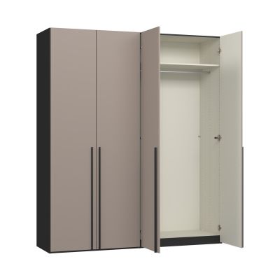 Viertüriger Kleiderschrank mit links geöffneter Tür und sichtbarem Innenraum mit Stauraumaufteilung
