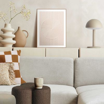Das Wandbild „Sandy Circles“ in Beige, 30 × 40 cm, hängt in einem eingerichteten Wohnraum und zeigt die Größenwirkung an der Wand.