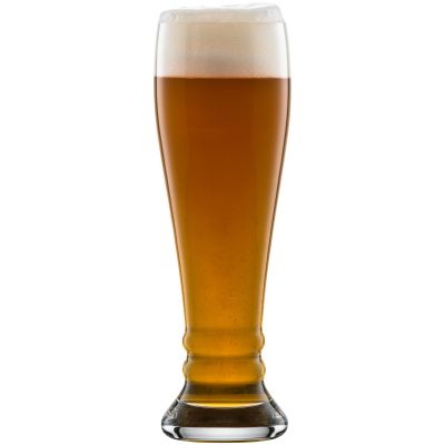 Geschwungenes Beer-Basic-Weizenbierglas mit dunklem bernsteinfarbenem Bier und Schaumkrone auf weißem Hintergrund.