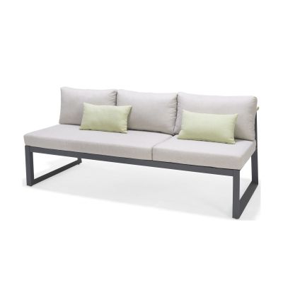 Bequemes Outdoor-Sofa mit hellen Sitzkissen und grünen Akzentkissen, modernes Design mit Metallfüßen.