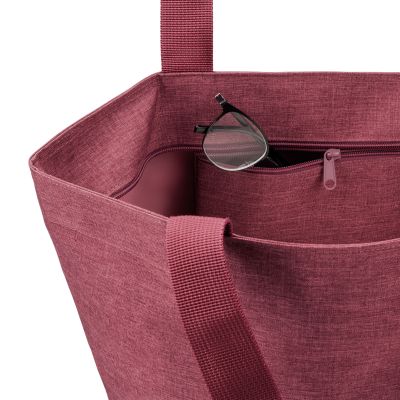 Detailaufnahme der bordeauxfarbenen Reisenthel Tasche mit integriertem Innenfach