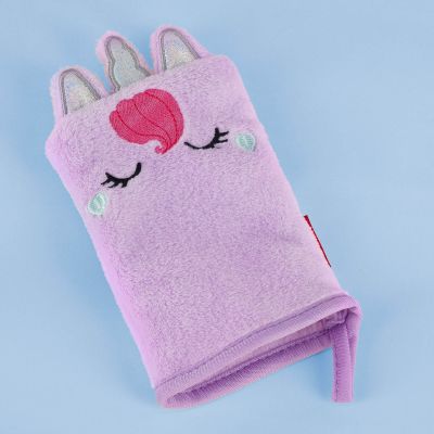 Lilafarbener Abschminkhandschuh im Einhorn-Design, flach auf einer einfarbigen Fläche dargestellt.