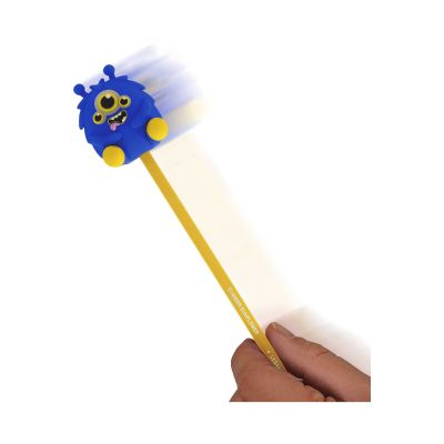 Blauer Leuchtstift mit Monster-Spitzerbehälter, in einer Hand mit leuchtendem Tieraufsatz dargestellt.