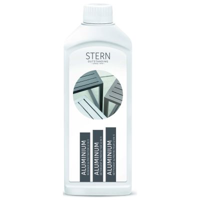 Eine weiße Kunststoffflasche mit Schraubverschluss und Etikett, auf dem der Text „Aluminium Reiniger & Protector 2 in 1“ steht. In der Mitte des Etiketts ist ein rundes Foto von grauen Metallmöbeln zu sehen.