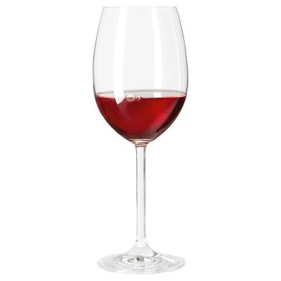 Weinglas mit rotem Wein in klassischer Form auf weißem Hintergrund